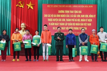 Tặng quà hơn 200 hộ nghèo trên địa bàn huyện Sóc Sơn