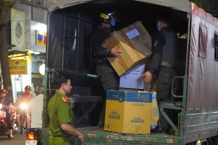 Lực lượng công an tạm giữ 220 thùng thuốc trị giá khoảng 5 tỷ đồng.