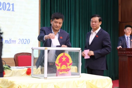 Đại biểu HĐND tỉnh Điện Biên bỏ phiếu bầu chức danh Phó Chủ tịch UBND tỉnh.