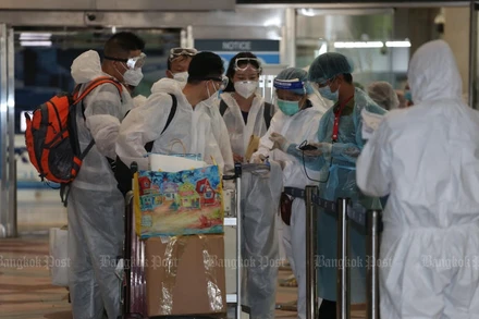 Những khách du lịch sử dụng thị thực STV nhập cảnh tại sân bay Suvarnabhumi. (Ảnh: Bưu điện Bangkok)