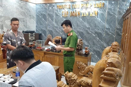 Công an đọc quyết định bắt giữ Phan Đình Tín.