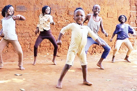 Trẻ em vui nhộn với những điệu nhảy ngẫu hứng.