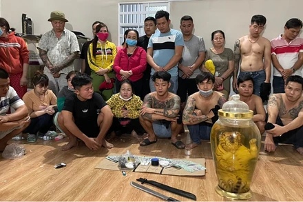 Các đối tượng cùng tang vật đang bị tạm giữ.