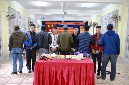 Các đối tượng bị bắt cùng tang vật tại Công an Lào Cai.