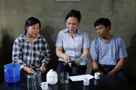 "Ði từng ngõ, gõ từng nhà, rà từng đối tượng" để tuyên truyền tính nhân văn của BHXH đến từng người dân. (Ảnh Phạm Chính)