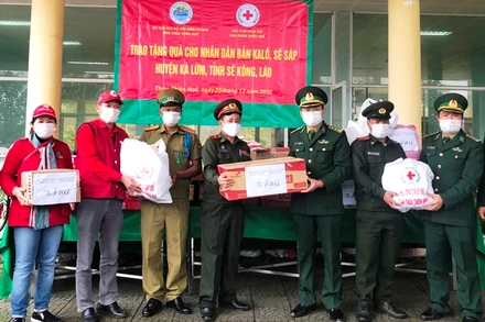Đại diện Bộ chỉ huy BĐBP tỉnh Thừa Thiên Huế và Hội Chữ thập đỏ tỉnh trao quà cho lực lượng vũ trang Lào.