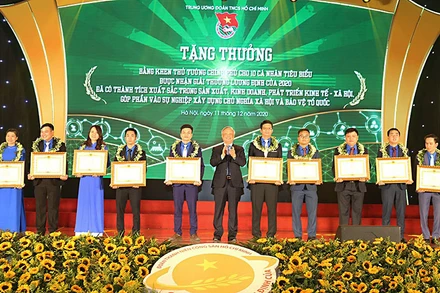 Đồng chí Uông Chu Lưu trao Bằng khen của Thủ tướng Chính phủ tặng mười "Lương Định Của trẻ tuổi" năm 2020 xuất sắc nhất.