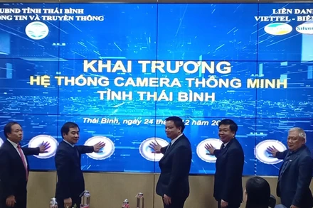 Các đại biểu ấn nút khai trương hệ thống camera thông minh.