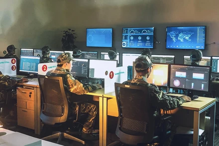 Nhân viên của Viettel đang theo dõi các đợt tấn công mạng.