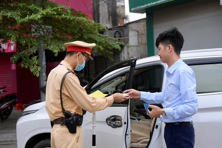 Cảnh sát giao thông Hà Nội kiểm tra, xử lý phương tiện giao thông vi phạm. (Ảnh: ĐĂNG ANH).