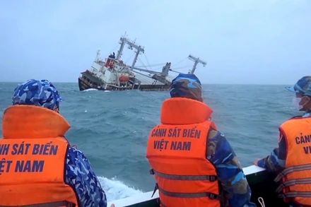 Lực lượng cứu nạn trên tàu CSB 6007 tiếp cận hiện trường khu vực tàu Xin Hong bị nạn.