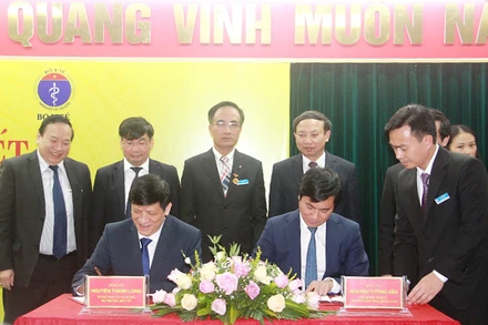 Lễ ký kết bàn giao Bệnh viện Uông Bí.