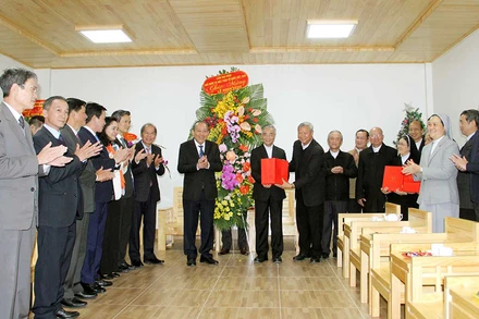 Phó Thủ tướng Thường trực Trương Hòa Bình tặng hoa, chúc mừng Giáng sinh tại Tòa Giám mục Đà Lạt.