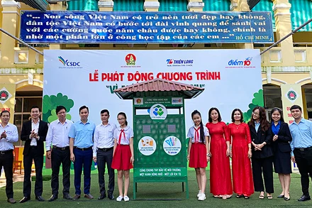 Các thành viên Ban Tổ chức chương trình "Vì mái trường xanh" năm học 2020-2021 trao "Công trình măng non" phân loại rác thải tặng học sinh Trường tiểu học Phù Đổng (quận Hải Châu, TP Đà Nẵng). 