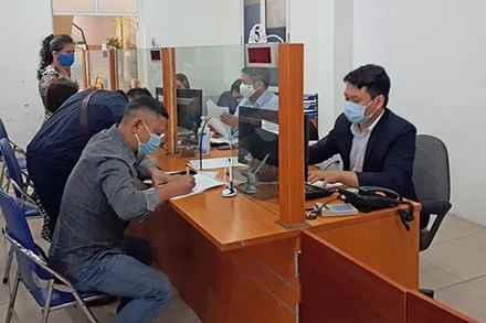 Người lao động làm thủ tục nhận trợ cấp thất nghiệp tại Trung tâm Dịch vụ việc làm Hà Nội. Ảnh: XUÂN CƯỜNG