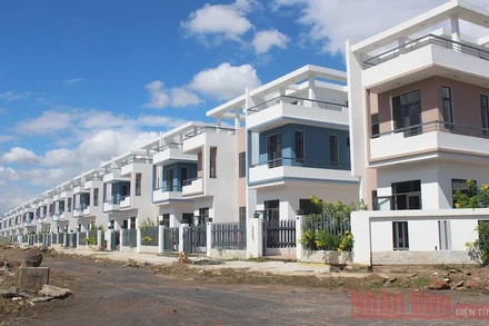 Dãy biệt thự xây dựng không phép ở dự án khu dân cư Tân Thịnh.