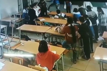 Cháu H. bị người đàn ông hành hung (Ảnh chụp lại từ màn hình camera lớp 6A4).