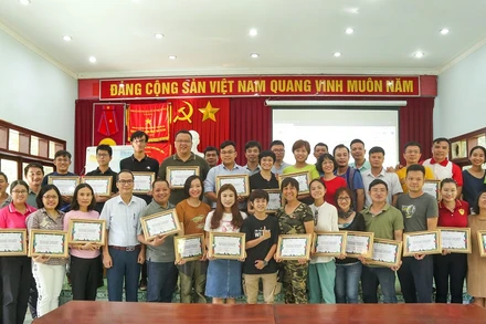 Các đại biểu trong buổi ký cam kết sau hội thảo.