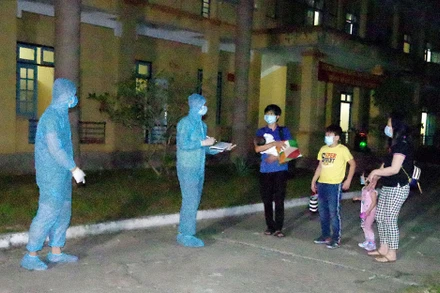 Các công dân vào khu cách ly tập trung theo hướng dẫn của cán bộ chuyên môn.