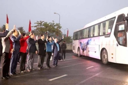 Lãnh đạo thành phố Hà Nội tiễn công nhân các khu công nghiệp về quê ăn Tết trên các chuyến xe miễn phí.