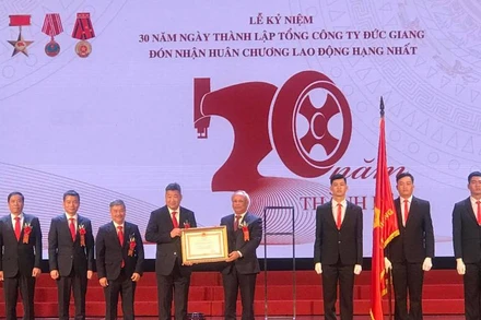 Phó Chủ tịch Quốc hội Uông Chu Lưu trao tặng Huân chương Lao động hạng nhất cho Tổng công ty Đức Giang.