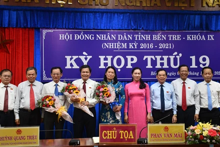 Lãnh đạo Tỉnh ủy, HĐND tỉnh Bến Tre tặng hoa chúc mừng các đồng chí trúng cử và đại biểu miễn nhiệm.