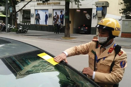 166 ô-tô bị dán thông báo “phạt nguội” trong ngày đầu ra quân