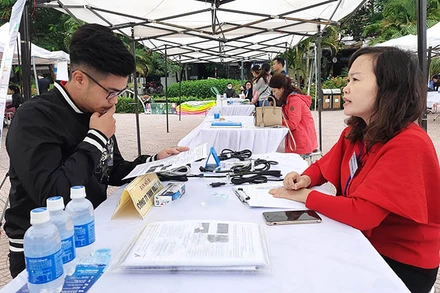 Phiên giao dịch việc làm lưu động tại quận Tây Hồ, Hà Nội.