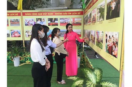 Sinh viên Đại học Cần Thơ tham quan triển lãm ảnh về Đảng Cộng sản Việt Nam.