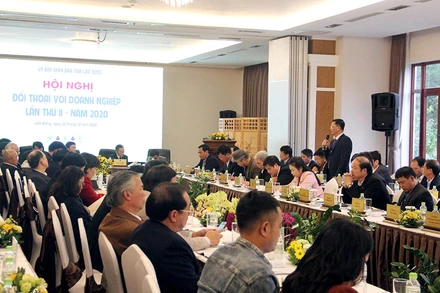 Lãnh đạo địa phương trả lời kiến nghị, đề xuất của doanh nghiệp tại buổi đối thoại.