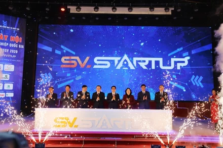 Các đại biểu bấm nút khai mạc ngày hội.