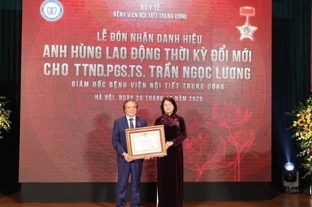 Cha đẻ kỹ thuật mổ nội soi “Dr Lương” nhận danh hiệu Anh hùng Lao động.