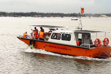 Lực lượng chức năng tìm kiếm hai nạn nhân mất tích.