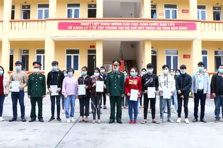 Đại diện Bộ Chỉ huy Quân sự tỉnh Hòa Bình trao giấy chứng nhận hoàn hành cách ly cho các sinh viên.