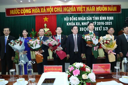 Ông Nguyễn Thanh Tùng, Ủy viên TƯ Đảng, Nguyên Bí thư Tỉnh ủy, Nguyên Chủ tịch HĐND tỉnh tặng hoa chúc mừng các đồng chí mới được HĐND tỉnh Bình Định bầu giữ các chức vụ chủ chốt của Bình Định.