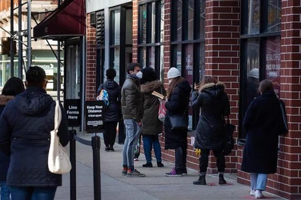 Người dân xếp hàng chờ lấy mẫu xét nghiệm Covid-19 tại New York, Mỹ ngày 3-12-2020. (Ảnh: THX/TTXVN)