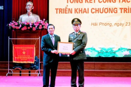 Chủ tịch UBND TP Hải Phòng thưởng nóng lực lượng công an.
