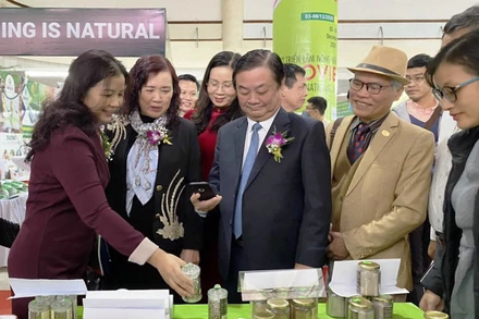 Các đại biểu tham quan gian hàng giới thiệu sản phẩm tại hội chợ.