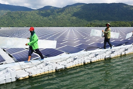 Hàng chục dự án điện mặt trời lớn nhỏ đang ồ ạt lắp đặt.