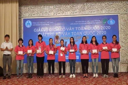 Hà Quỳnh Anh (người nâng cúp) giành cả hai HCV.