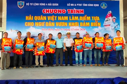 Chương trình “Hải quân Việt Nam làm điểm tựa cho ngư dân vươn khơi bám biển”
