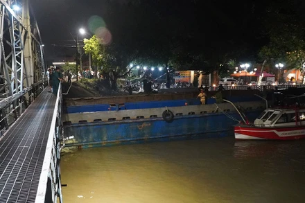 Lực lượng chức năng tỉnh Đồng Nai “giải cứu” sà lan trong đêm.