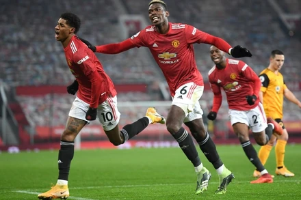 M. Rashford (trái) ghi bàn thắng quý như vàng cho Man United phút bù giờ.