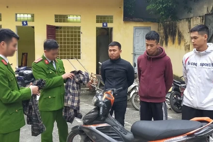 Công an đấu tranh với ba đối tượng có hành vi liên quan các lần ném chất bẩn vào nhà riêng phóng viên.