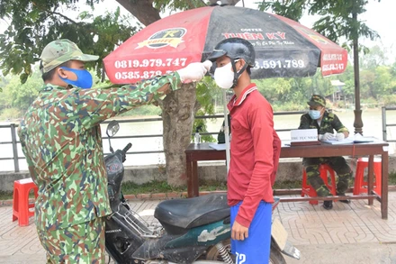 Lực lượng chức năng ở Đồng Tháp đang tích cực phòng ngừa người vượt biên trái phép tại các huyện, thành phố biên giới. (Ảnh: HỮU NGHĨA)