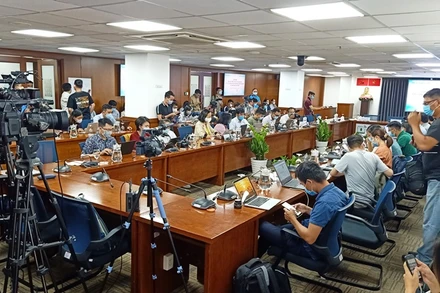 Các cơ quan báo chí dự đưa tin tại cuộc họp báo.