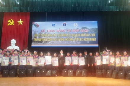 Trao bằng và bàn giao 60 bác sĩ trẻ về công tác tại vùng khó khăn. 