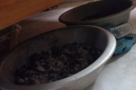 Nhiều than sưởi ấm được phát hiện dưới gầm giường. Ảnh: Báo Quảng Bình.