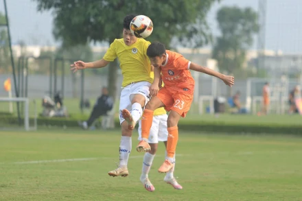 U15 SHB Đà Nẵng (áo cam) thi đấu lấn lướt về cuối hiệp 2. (Ảnh: VFF)