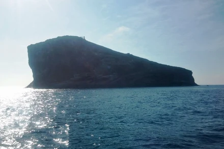 Hòn Hải nhìn từ xa.